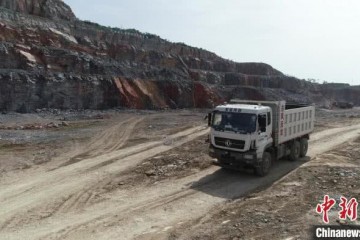 春风首款无人驾驶工程车在湖北老河口市实景测验